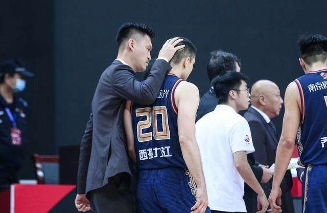 宋婉婷也知道了叶辰的用意，于是便急忙说道：叶大师，您请放心，婉婷心里明白了，我这就让人准备一套专门用来出租的婚纱。